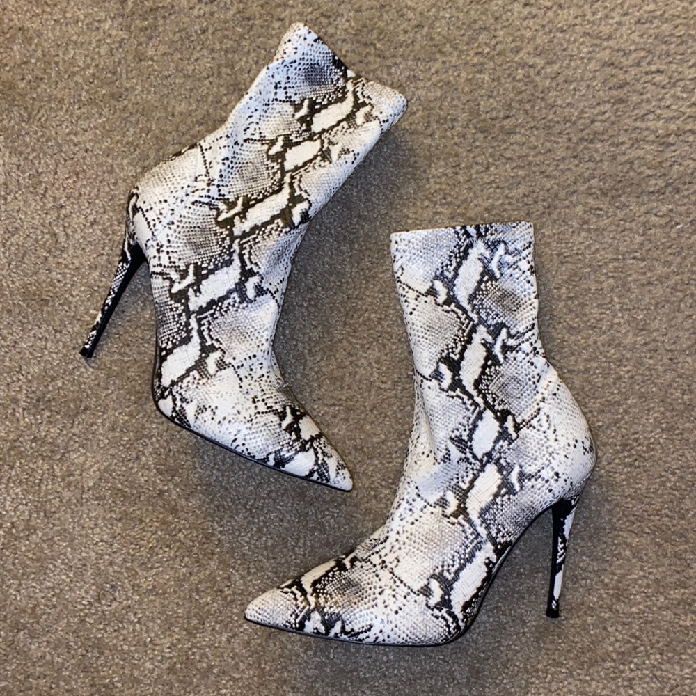 *NEW* Steve Madden Daffy Snake Print Booties